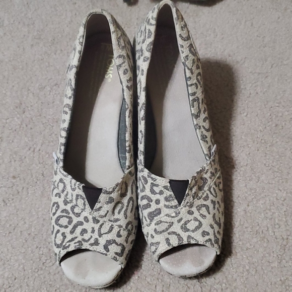 Women's size 9 Tom's leopard peep toe wedges - Picture 3 of 3